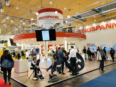 Unser Messestand im laufenden Betrieb… Eines der Highlights: Eine Karikaturistin zeichnet Kunden und Besucher. Unser Messestand im laufenden Betrieb… Eines der Highlights: Eine Karikaturistin zeichnet Kunden und Besucher.